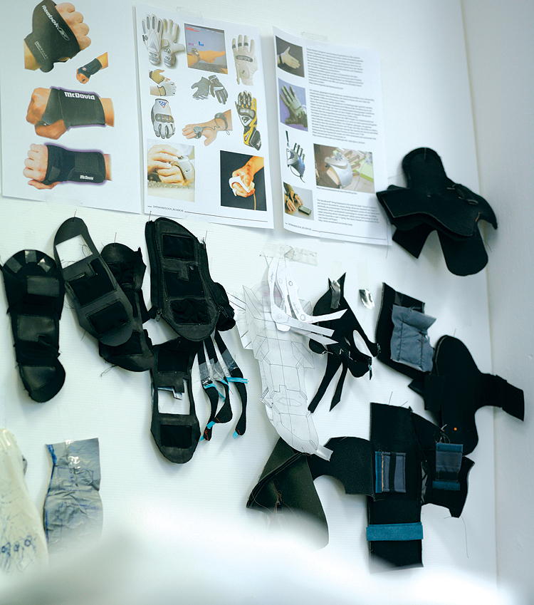Prototypes and studies for an Interactive Operating Glove, R&D Project with University of Bremen, 2006