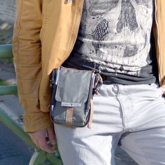 travelKit is a strong & durable 6´´ sized phone carry pouch fror belts